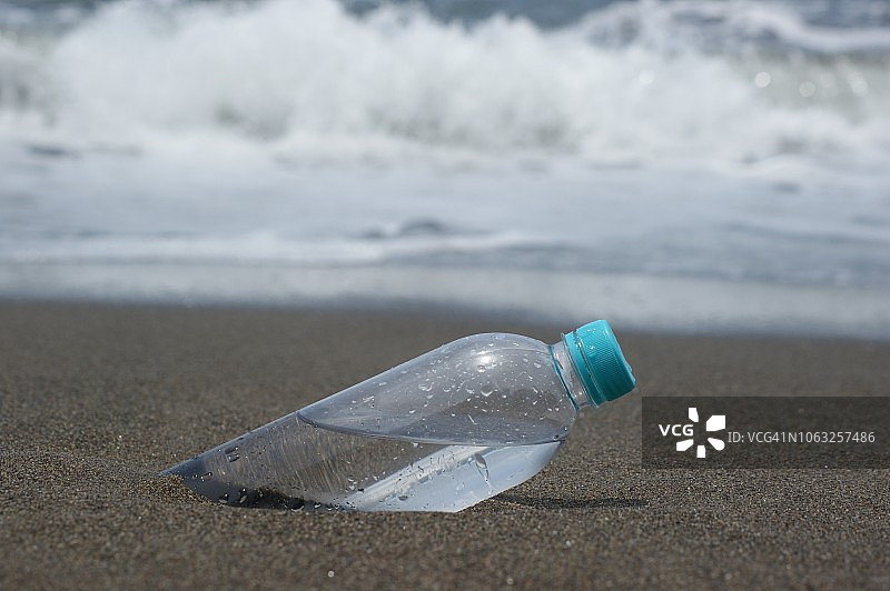 瓶子在海滩图片素材