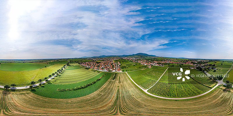 无人机360度全景鸟瞰图。阿尔萨斯的巴尔和格特维勒村。图片素材
