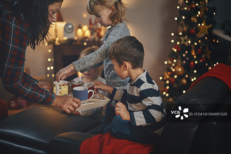 可爱的小孩子喝热巧克力为圣诞节图片素材
