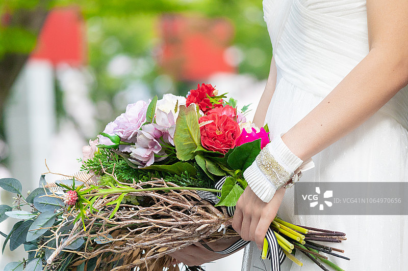 新娘手捧花束在户外图片素材
