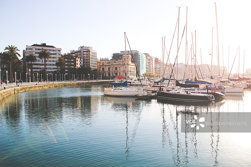 游艇停泊在Gijón港内图片素材