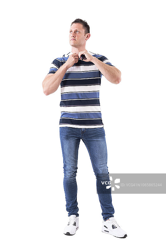 现代英俊随意的成年男子附加太阳镜在t恤衣领图片素材