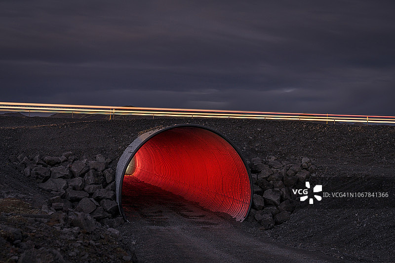 晚上的小隧道。图片素材