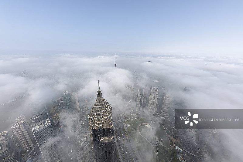 从云端俯瞰上海图片素材