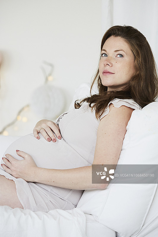 一个美丽快乐的成年孕妇的肖像图片素材