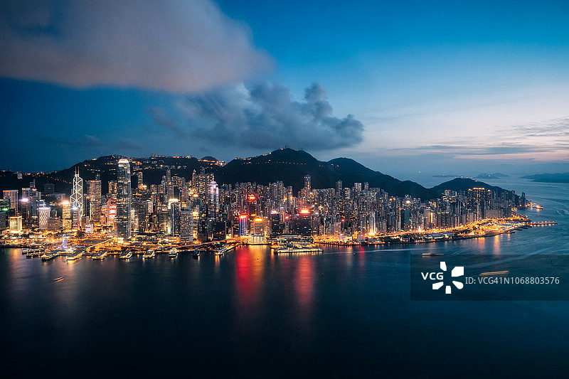 日落时分的香港城市全景。从天空看100香港。图片素材
