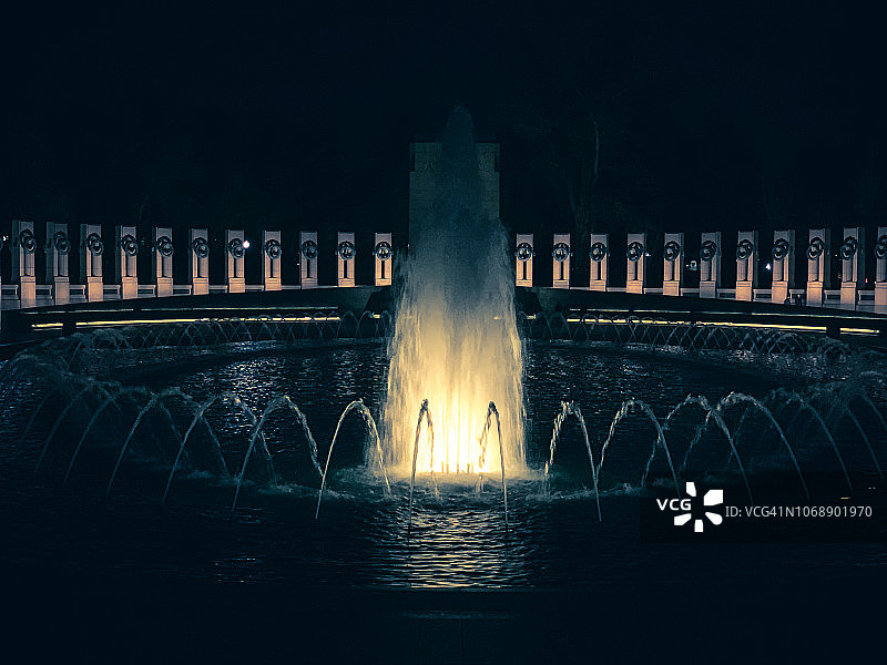 华盛顿特区的第二次世界大战纪念碑在夜晚被照亮图片素材