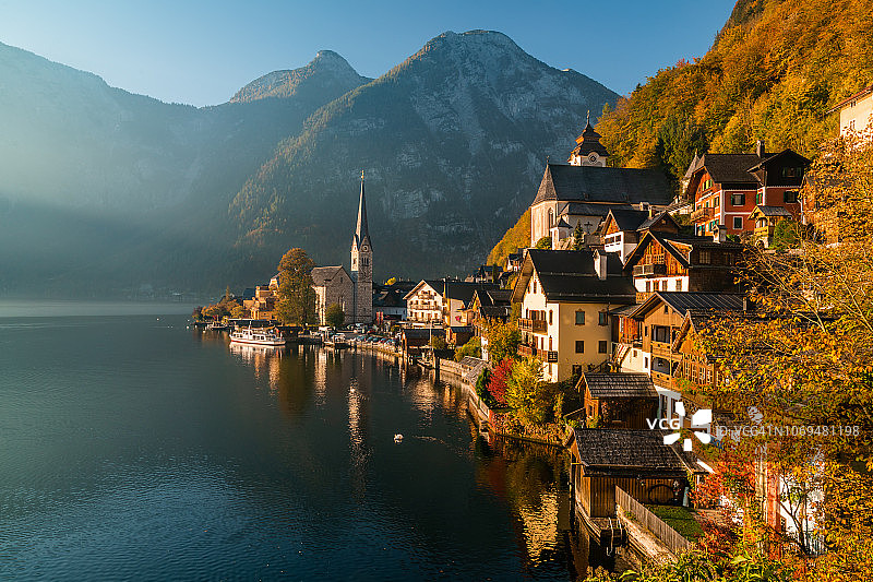 日出美景著名的哈尔斯塔特山村与哈尔斯塔特湖，奥地利图片素材