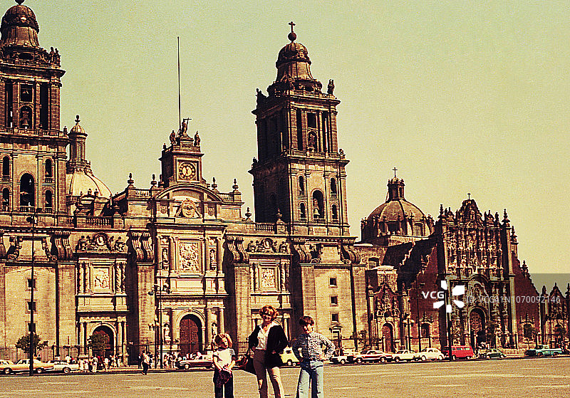 一张全家去墨西哥城旅游的复古照片图片素材