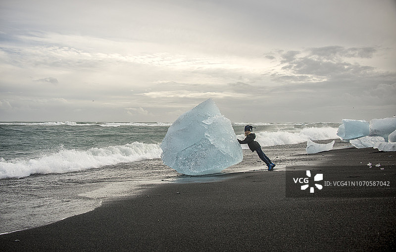 冰岛钻石海滩上的小男孩图片素材