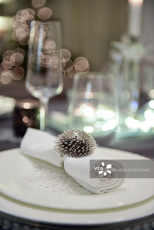 节日/圣诞晚餐的餐桌布置图片素材