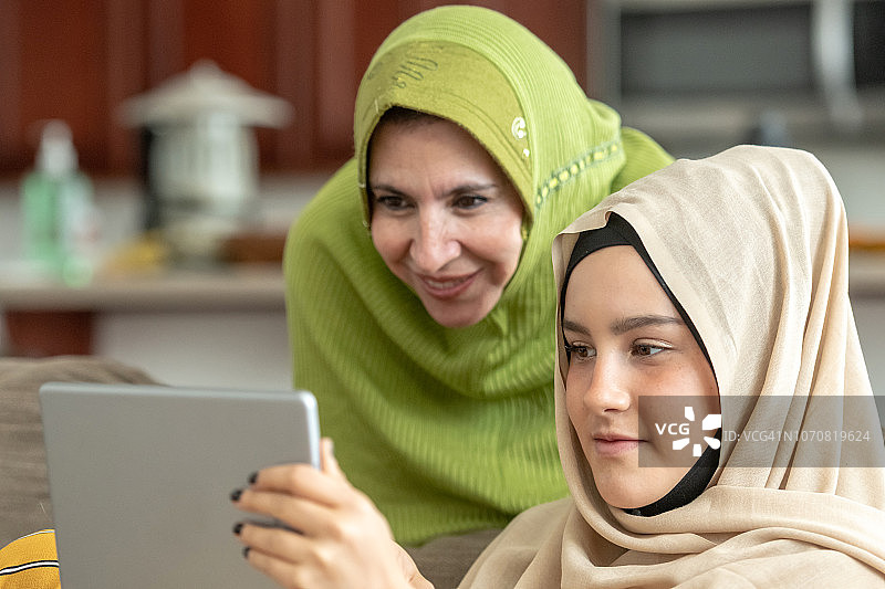 穆斯林成熟女子与她年幼的女儿摆姿势图片素材