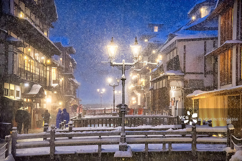 日本温泉小镇大坂泽银山温泉近日遭遇暴雪。图片素材