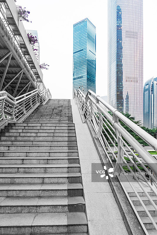 通往广州中央商务区的空楼梯图片素材