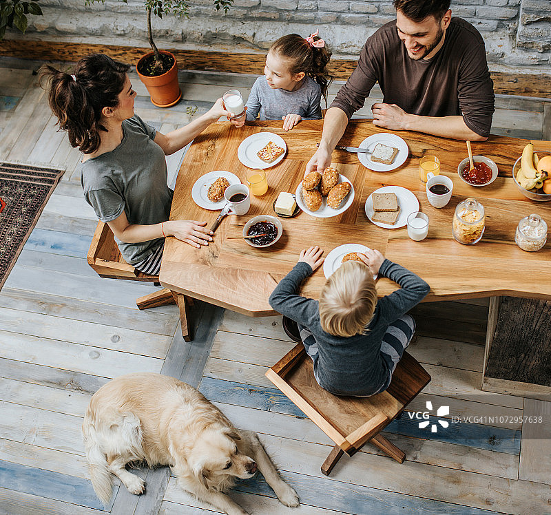 以上的观点，幸福的家庭谈话期间，在餐桌上的早餐。图片素材