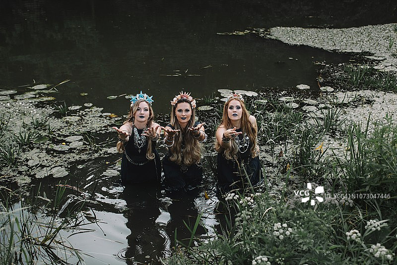 三个波西米亚女人站在一个湖里，俄罗斯图片素材