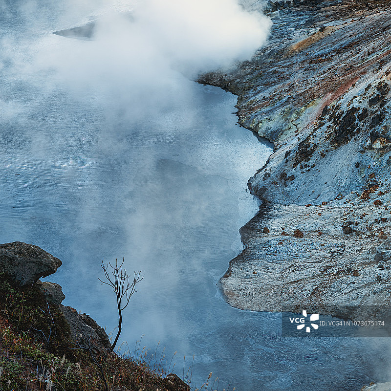 日本大沼湖表面雾蒙蒙的蒸汽图片素材