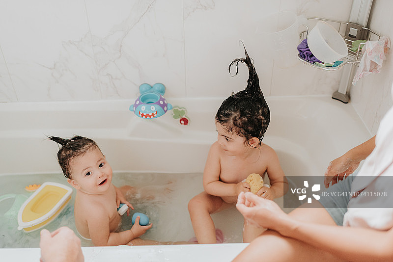 父母和女儿洗澡的时候图片素材