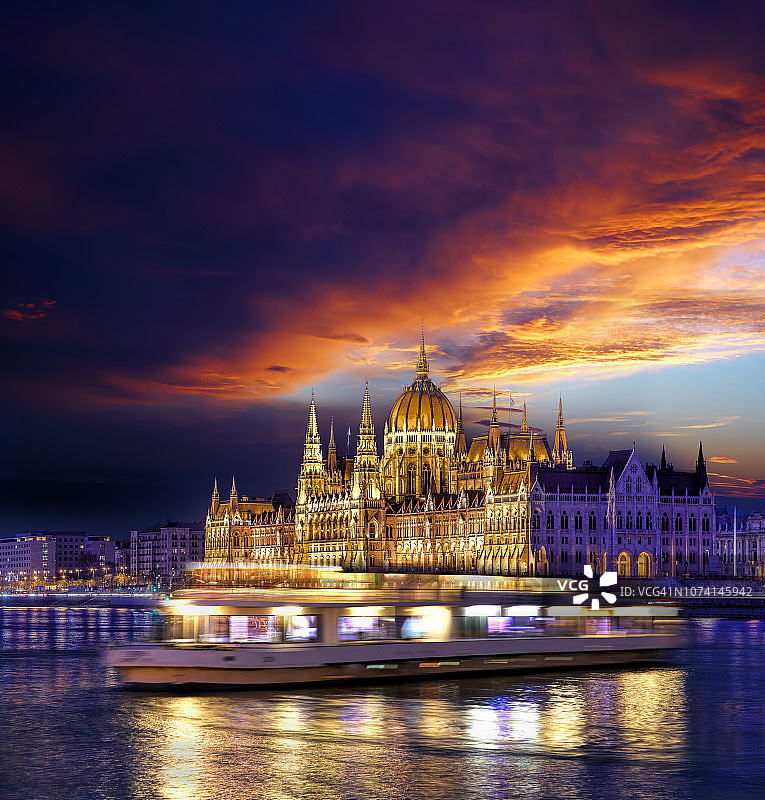 匈牙利多瑙河上著名的布达佩斯议会大楼。图片素材
