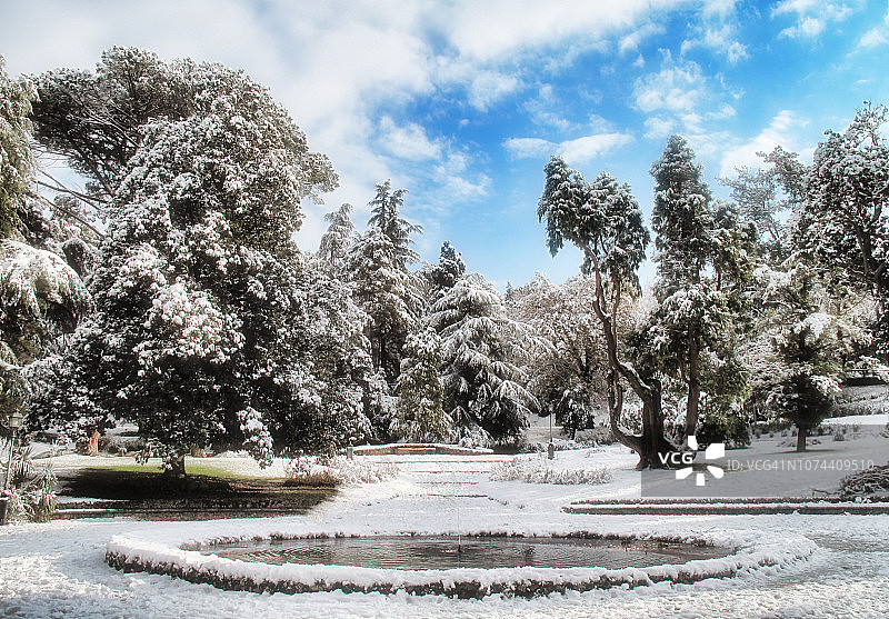 意大利佛罗伦萨山上一个公园的田园诗般的雪景图片素材