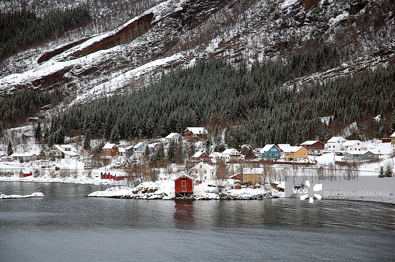 在Ørnes的海岸村庄，挪威Norwern图片素材