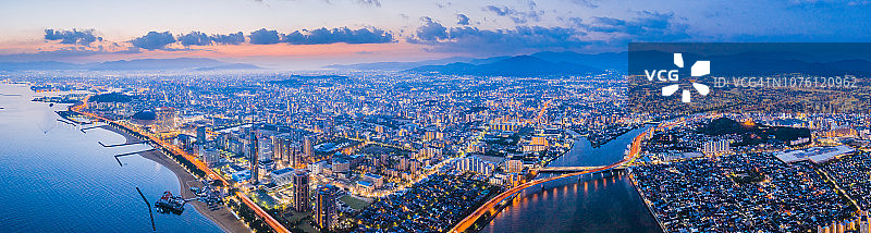 日本福冈县百内海滩日落时分无人机俯瞰的福冈塔全景图图片素材