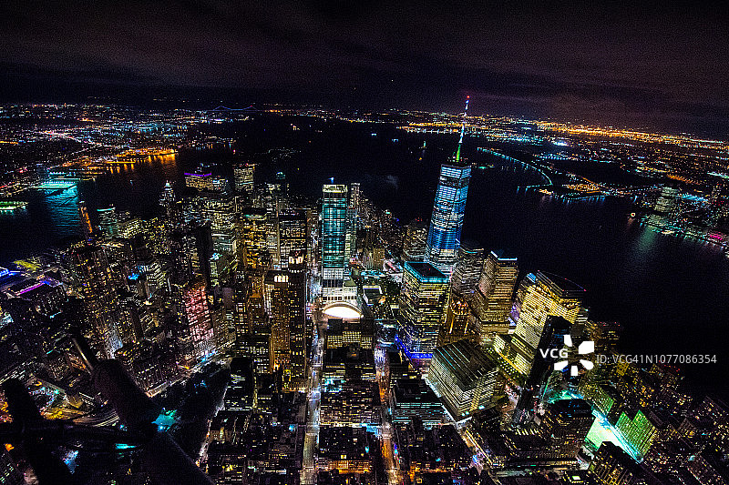 一架直升飞机在翠贝卡上空拍摄的曼哈顿下城世界贸易中心一号大楼的空中夜景图片素材