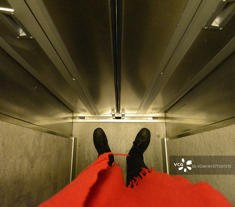 典型的小型旅馆电梯，在法国巴黎图片素材