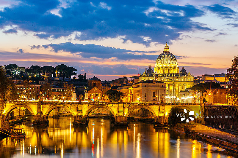 日落时分，照亮了罗马的圣安杰洛大桥和圣彼得大教堂图片素材