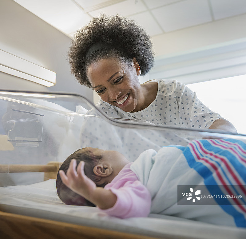 母亲和新生儿在病房里图片素材