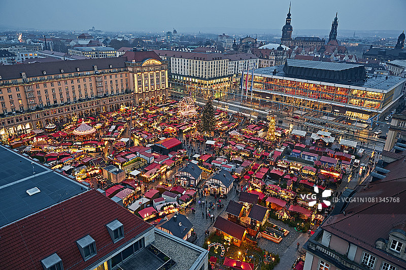 德累斯顿市中心“Striezelmarket”的鸟瞰图图片素材