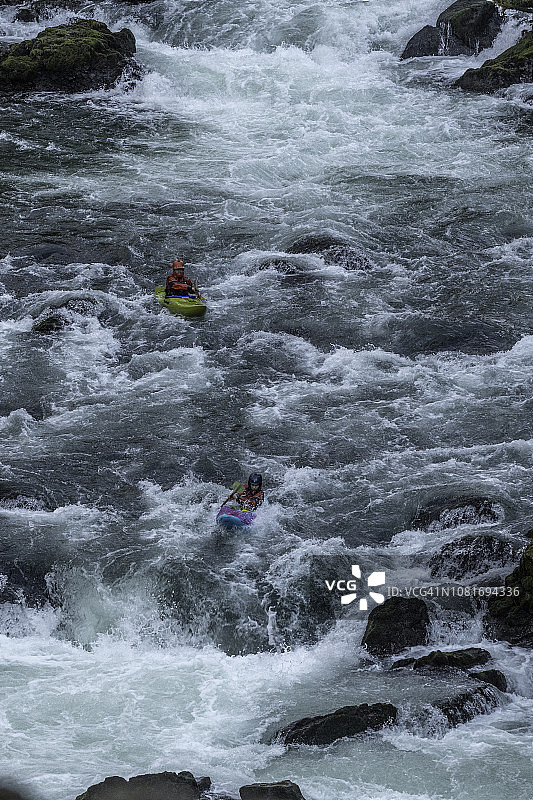 在俄勒冈州本德舒特河附近的贝纳姆瀑布激流中划皮艇图片素材