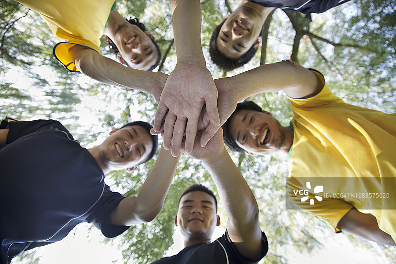 中国足球运动员双手围成一圈图片素材
