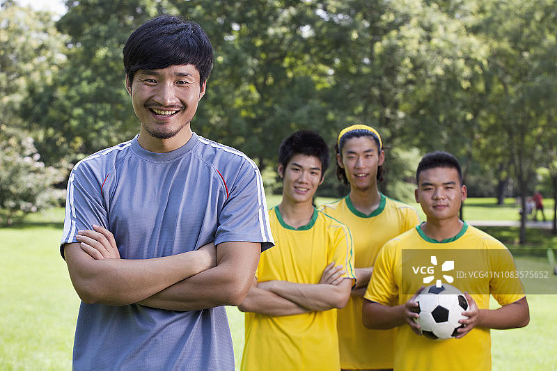 中国足球运动员在公园里图片素材