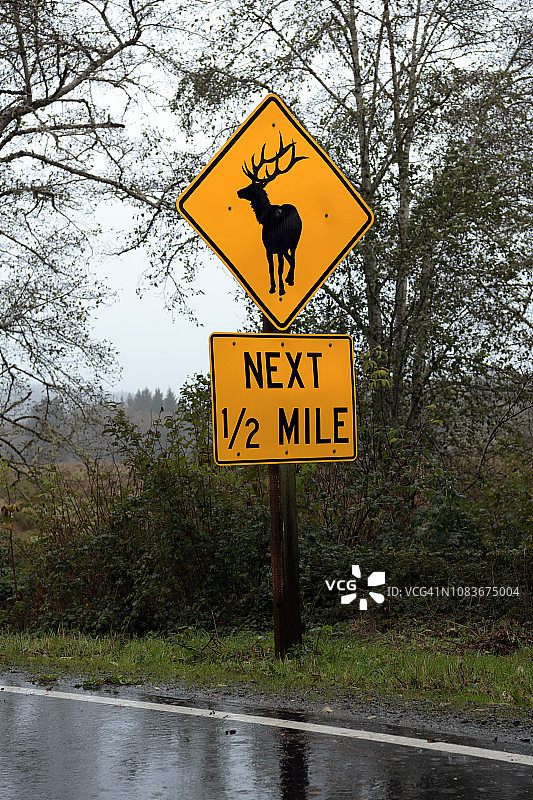 美国加利福尼亚州奥里克附近的鹿过马路标志图片素材