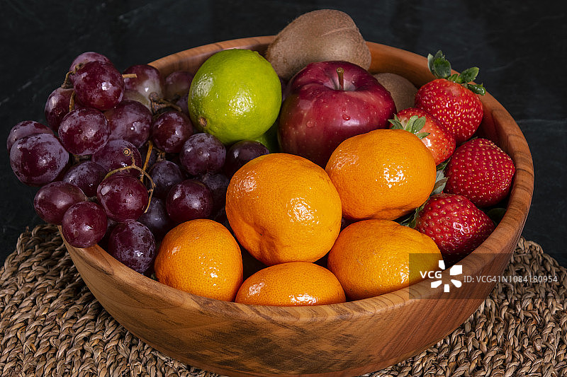 健康食品:从水果碗混合，老大理石背景，选择性聚焦图片素材