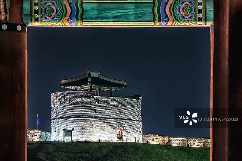 城堡的大瞭望塔通过韩国传统的木结构建筑在夜晚展现出来图片素材