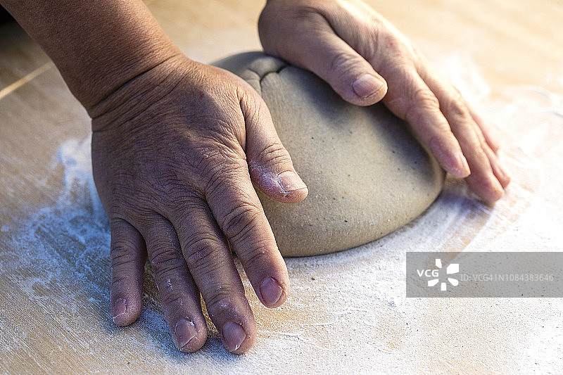 由专业工匠制作的日本荞麦面。荞麦粉加水，用拉面棒把面团拉直，用菜刀切成小块。图片素材
