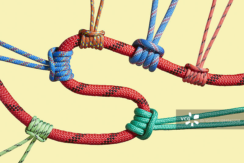 三根不同颜色的绳子拉着一根更大的绳子来塑造它的路径图片素材