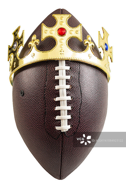 美国足球锦标赛冠军，赢得冠军和运动概念之王赢得一个球戴着一个金色的皇冠孤立在白色的背景与裁剪路径裁剪图片素材