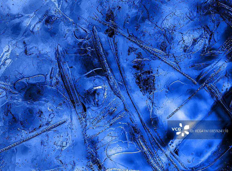 蓝色背景上的一块裂冰形成的完整的纹理框架。图片素材