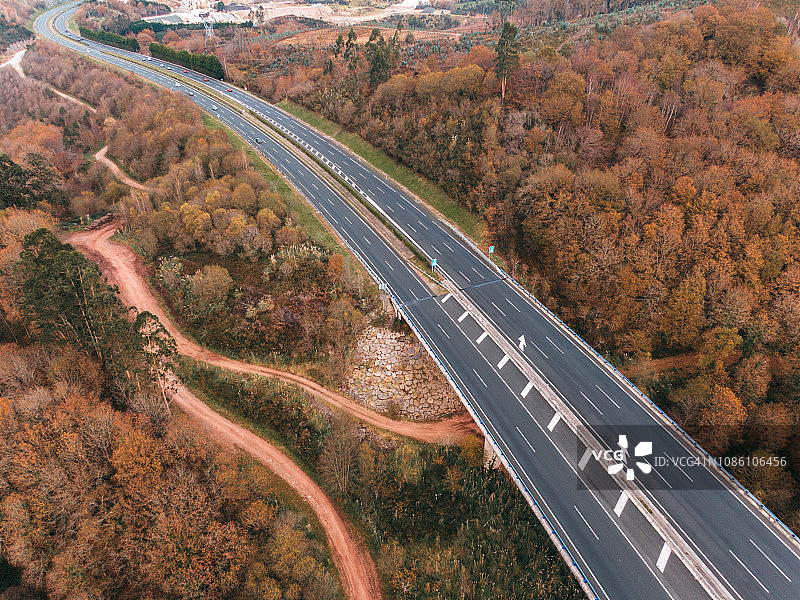 现代多车道公路在秋天的森林图片素材