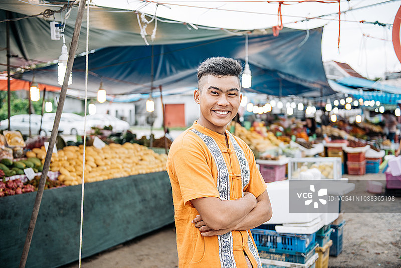 泰国农民在当地市场上卖水果图片素材
