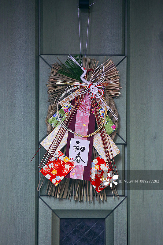 日本新年的装饰挂在门上图片素材