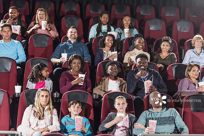 多民族观众在电影院看电影图片素材