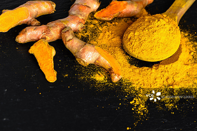 新鲜的根和姜黄粉，印度香料，健康的素食菜肴调味原料图片素材