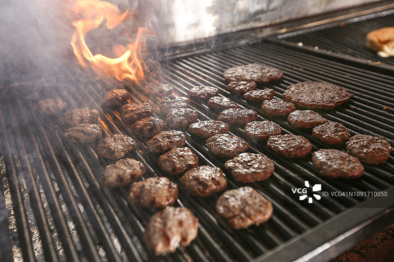 烧烤烹饪芝士汉堡在一个炙热的火焰烧烤图片素材