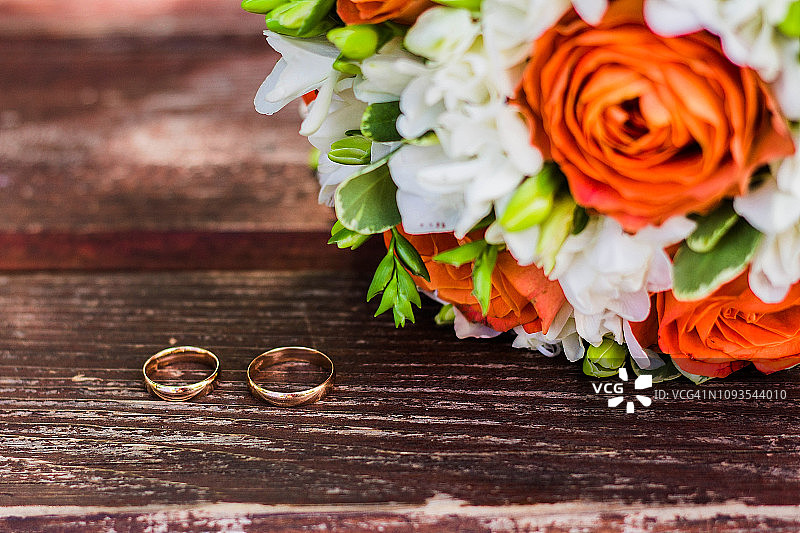 结婚戒指和美丽的花束图片素材