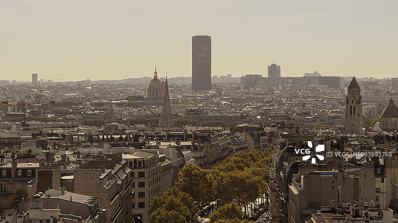 一个阳光明媚的秋天，巴黎屋顶的鸟瞰图图片素材