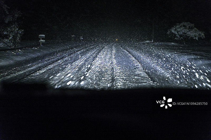 冬夜在暴风雪中行驶图片素材